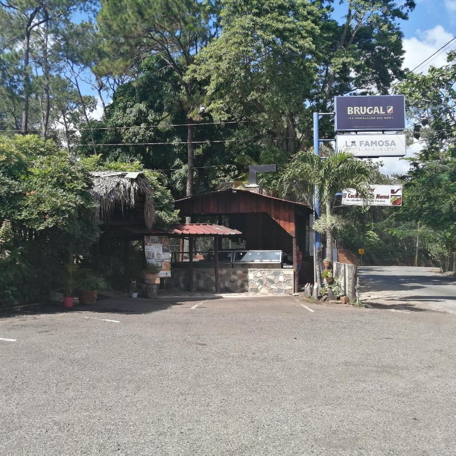 La Famosa Costillas A La Lena Jarabacoa Kültér fotó